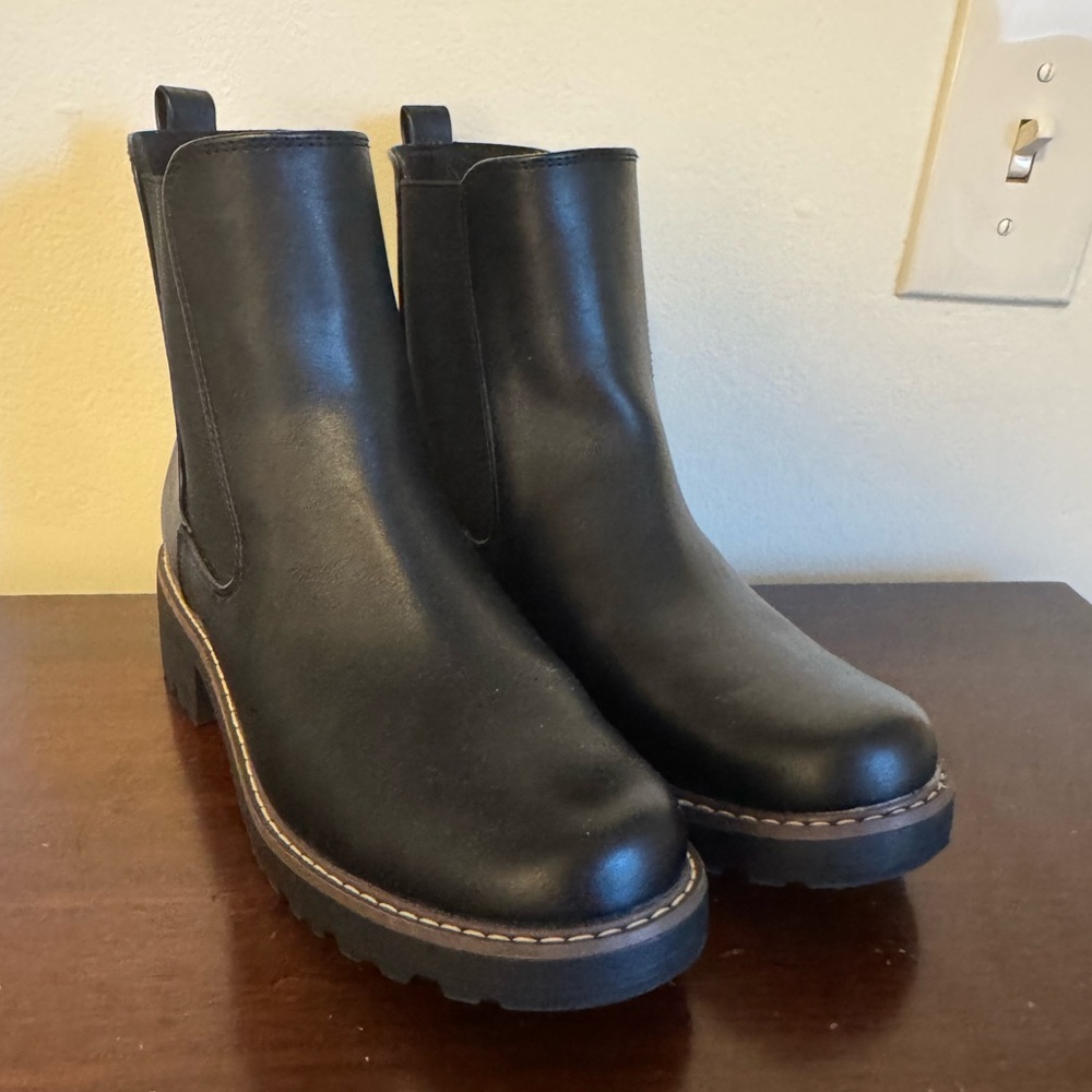Universal Thread Celina Ankle Chelsea Boots 8.5 Memory Foam